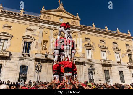 Tarragone, Espagne. 01st octobre 2022. 1 octobre 2022, tarragone, Catalogne, Espagne: Le deuxième jour de la compétition, est le plus important car c'est là que participent les groupes les plus importants et les plus puissants des ''castors'', Vous pouvez y voir des constructions de dix personnes et où des constructions jamais vues auparavant sont faites dans ces photos, les ''colles'' de Paris, londres ou Madrid (Credit image: © Eric Renom/ZUMA Press Wire) Credit: ZUMA Press, Inc./Alay Live News Banque D'Images