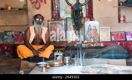 Sundha Mata Rajasthan, Inde - 23 mai 2017 : prêtre du Temple hindou indien, moine sadhu dans le Temple Shiv de Dieu Banque D'Images