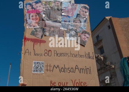 Rome, Italie. 01st octobre 2022. Rome 1 octobre 2022 : manifestation à Rome contre le régime iranien, pour la mort de la femme kurde Mahsa Amini en Iran. Amini est mort en détention à 16 septembre 2022, trois jours après son arrestation, pour avoir prétendument violé le code vestimentaire strict de la République islamique pour les femmes. PS: La photo peut être utilisée dans le contexte dans lequel elle a été prise, et sans l'intention diffamatoire du décorum des personnes représentées. Crédit : Agence photo indépendante/Alamy Live News Banque D'Images