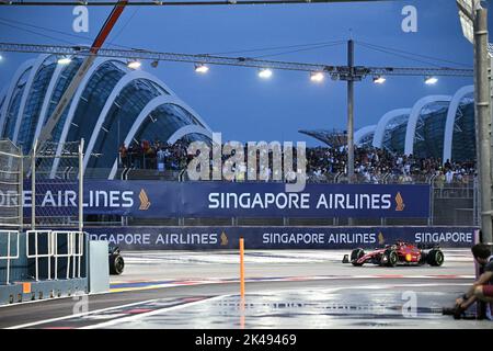 Singapour. 1st octobre 2022. Charles Leclerc, pilote monégasque de Ferrari, conduit lors de la troisième séance d'entraînement de la course nocturne du Grand Prix de Singapour de Formule 1 au circuit de Marina Bay Street à Singapour le 1 octobre 2022. Crédit: Puis Chih Wey/Xinhua/Alay Live News Banque D'Images