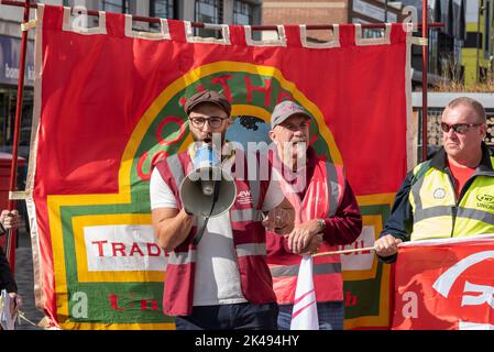 Southend on Sea, Essex, Royaume-Uni. 1st octobre 2022. Des manifestations ont lieu dans tout le pays pour mettre en évidence la crise du coût de la vie, le salaire des travailleurs et en solidarité avec ceux qui sont en grève. À Southend, les grévistes de la ligne de piquetage CWU à l'extérieur du bureau de tri de Short Street Royal Mail de la ville se sont joints aux grévistes de l'ASLEF et de la RMT avant de marcher pour rejoindre les manifestants de High Street. Luke Elgar, de l'UCF, parlant en signe de protestation Banque D'Images