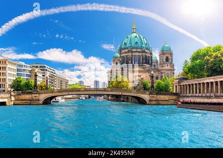 Vue sur les ponts de la Spree et de l'élégante cathédrale ou Berliner Dom sur l'île des Musées, Allemagne Banque D'Images