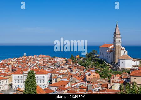 Ville de Piran en Slovénie sur la côte de la mer Adriatique dans la région slovène de l'Istrie, vieille ville avec église paroissiale de Saint-Georges. Banque D'Images