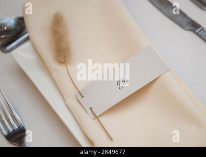 Plaque de nom Ella beau cadre sur la table avec étiquette de carte de texte scripté Banque D'Images