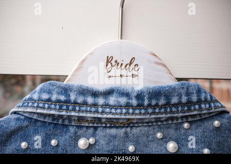 Porte-robe de mariée avec flèche pointant vers la suite nuptiale Banque D'Images