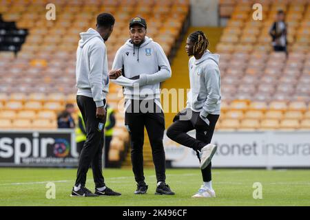 Burslem, Royaume-Uni. 20th mai 2016. Tireeq Bakinson parle avec Mallik Wilks et Alex Mighten lors de l'inspection du terrain avant le match de la Sky Bet League 1 Port Vale vs Sheffield mercredi à Vale Park, Burslem, Royaume-Uni, 1st octobre 2022 (photo de Steve Flynn/News Images) à Burslem, Royaume-Uni, le 5/20/2016. (Photo de Steve Flynn/News Images/Sipa USA) crédit: SIPA USA/Alay Live News Banque D'Images