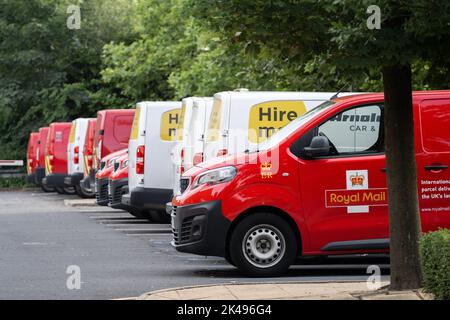 20.7.2022 Sheffield, Royaume-Uni poste Royal Mail ouvriers en grève avec des camionnettes garées sans livraison Banque D'Images