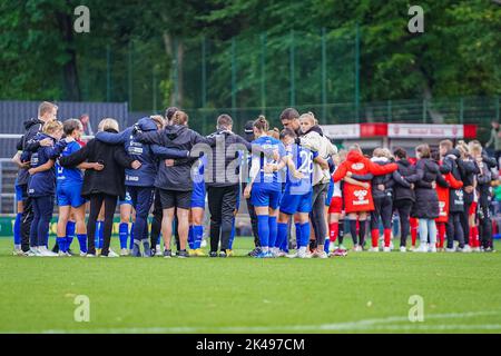 Cologne, Allemagne. 01st octobre 2022. Cologne, Allemagne, 1 octobre 2022: L'équipe de l'éolienne de Potsdam se trouve après le match FLYERALARM Frauen-Bundesliga entre 1. FC Koeln et turbine Potsdam au stade Franz-Kremer à Cologne. (Norina Toenges/Sports Press photo/SPP) crédit: SPP Sport Press photo. /Alamy Live News Banque D'Images