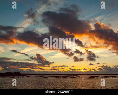 Paysage de Cumulus au coucher du soleil sur le lagon intertidal à Mortagne sur Gironde, Charente Maritime, côte ouest de l'Atlantique France Banque D'Images