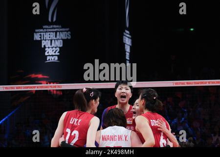 Arnhem, pays-Bas. 1st octobre 2022. Les joueurs de Chine célèbrent lors de la phase 1 du match de billard D contre le Brésil au Championnat du monde des femmes de volley-ball 2022 à Arnhem, aux pays-Bas, le 1 octobre 2022. Credit: Meng Dingbo/Xinhua/Alay Live News Banque D'Images