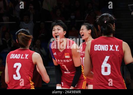 Arnhem, pays-Bas. 1st octobre 2022. Les joueurs de Chine célèbrent lors de la phase 1 du match de billard D contre le Brésil au Championnat du monde des femmes de volley-ball 2022 à Arnhem, aux pays-Bas, le 1 octobre 2022. Credit: Meng Dingbo/Xinhua/Alay Live News Banque D'Images