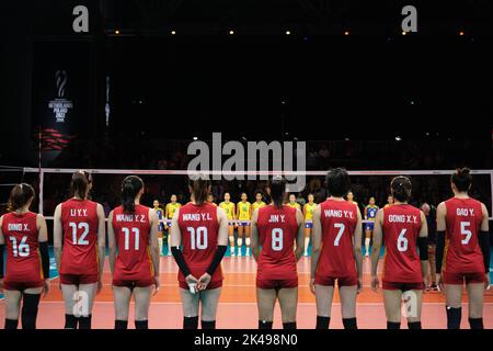 Arnhem, pays-Bas. 1st octobre 2022. Les joueurs de Chine et du Brésil se disputent avant le match phase 1 Pool D contre le Brésil au Championnat du monde des femmes de volley-ball 2022 à Arnhem, aux pays-Bas, le 1 octobre 2022. Credit: Meng Dingbo/Xinhua/Alay Live News Banque D'Images