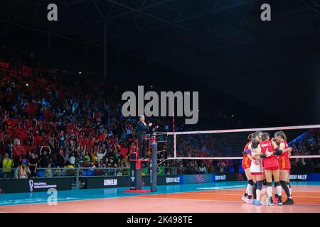 Arnhem, pays-Bas. 1st octobre 2022. Les joueurs de Chine célèbrent lors de la phase 1 du match de billard D contre le Brésil au Championnat du monde des femmes de volley-ball 2022 à Arnhem, aux pays-Bas, le 1 octobre 2022. Credit: Meng Dingbo/Xinhua/Alay Live News Banque D'Images