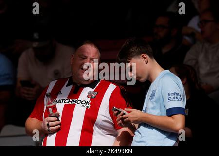 Brentford fans dans les stands avant le match de la Premier League au stade Vitality, à Bournemouth. Date de la photo: Samedi 1 octobre 2022. Banque D'Images