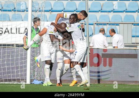 Istanbul, Turquie. 01st octobre 2022. ISTANBUL, TURQUIE - OCTOBRE 1 : Bersant Celina de Kasipasa SK fête avec Haris Hajradinovic de Kasipasa SK et Mamadou Fall de Kasipasa SK après avoir marquant son premier but lors du match turc Super LIG entre Kasipasa SK et Gaziantep FK au stade Recep Tayyip Erdogan sur 1 octobre, 2022 à Istanbul, Turquie (photo de Orange Pictures) crédit: Orange pics BV/Alamy Live News Banque D'Images