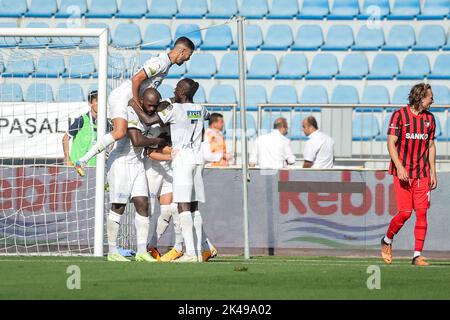 Istanbul, Turquie. 01st octobre 2022. ISTANBUL, TURQUIE - OCTOBRE 1 : Bersant Celina de Kasipasa SK fête avec Haris Hajradinovic de Kasipasa SK et Mamadou Fall de Kasipasa SK après avoir marquant son premier but lors du match turc Super LIG entre Kasipasa SK et Gaziantep FK au stade Recep Tayyip Erdogan sur 1 octobre, 2022 à Istanbul, Turquie (photo de Orange Pictures) crédit: Orange pics BV/Alamy Live News Banque D'Images