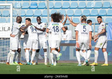 Istanbul, Turquie. 01st octobre 2022. ISTANBUL, TURQUIE - OCTOBRE 1 : Bersant Celina de Kasipasa SK fête avec Haris Hajradinovic de Kasipasa SK et Mamadou Fall de Kasipasa SK après avoir marquant son premier but lors du match turc Super LIG entre Kasipasa SK et Gaziantep FK au stade Recep Tayyip Erdogan sur 1 octobre, 2022 à Istanbul, Turquie (photo de Orange Pictures) crédit: Orange pics BV/Alamy Live News Banque D'Images