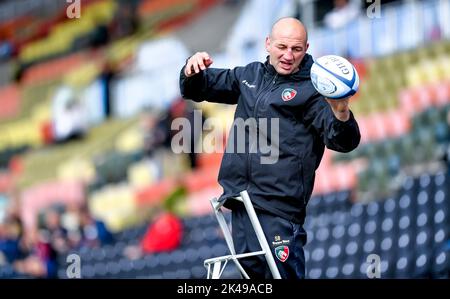 Steve Borthwick entraîneur en chef des Tigers de Leicester menant une formation pendant l'échauffement avant le match de rugby Gallagher Premiership entre Saracens et Leicester Tigers au stade StoneX, Londres, Angleterre, le 1 octobre 2022. Photo de Phil Hutchinson. Utilisation éditoriale uniquement, licence requise pour une utilisation commerciale. Aucune utilisation dans les Paris, les jeux ou les publications d'un seul club/ligue/joueur. Crédit : UK Sports pics Ltd/Alay Live News Banque D'Images