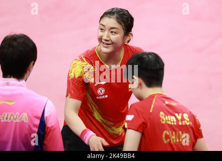 Chengdu, province chinoise du Sichuan. 1st octobre 2022. Chen Meng (C), de Chine, réagit en concurrence avec Ivy Liao, du Canada, lors du match de groupe 1 des équipes féminines lors des finales des Championnats du monde de tennis de table de l'équipe 2022 de l'ITTF à Chengdu, dans la province du Sichuan, dans le sud-ouest de la Chine, le 1 octobre 2022. Credit: Liu Xu/Xinhua/Alay Live News Banque D'Images