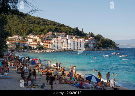 Personnes sur la plage Moscenicka Draga en fin d'après-midi, Croatie, Europe. Banque D'Images