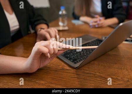 Les femmes entrepreneurs discutent de questions d'affaires lors d'une réunion Banque D'Images