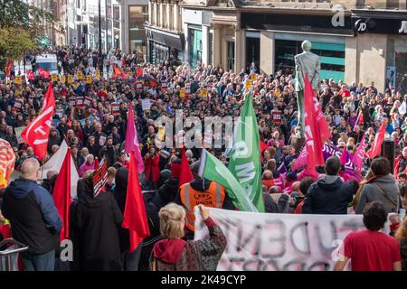 Glasgow, Écosse, Royaume-Uni. 1st octobre 2022. Les militants se réunissent dans la ville pour protester contre la hausse du coût de la vie. La campagne assez est assez pour faire intervenir des syndicats et des groupes communautaires pour protester contre la crise du coût de la vie. La campagne cible les bas salaires, la hausse des coûts, la pauvreté et les besoins en matière de logement. La journée d'action comprenait également le soutien des travailleurs ferroviaires en grève au centre de Glasgow. Credit: SKULLY/Alay Live News Banque D'Images