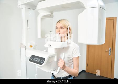 Le patient produit une radiographie de la cavité buccale Banque D'Images