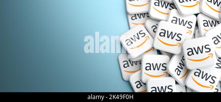Logos de l'AWS des services cloud Amazon sur un tas sur une table. Format de bannière Web avec espace de copie. Banque D'Images