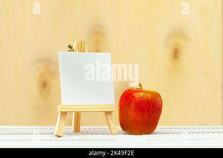 Mini toile vierge sur chevalet sur table en bois, espace de copie Banque D'Images