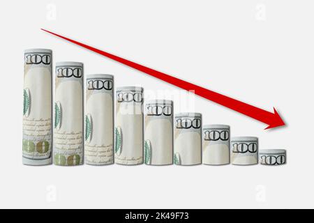 Graphique déroulant des billets en dollars avec une flèche rouge vers le bas. Concept d'entreprise, tableau des chutes financières, analyses Banque D'Images