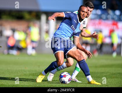 Plymouth Argyle milieu de terrain Finn Azaz (18) batailles pour le ballon pendant le match Sky Bet League 1 Wycombe Wanderers contre Plymouth Argyle à Adams Park, High Wycombe, Royaume-Uni, 1st octobre 2022 (photo de Stanley Kasala/News Images) Banque D'Images