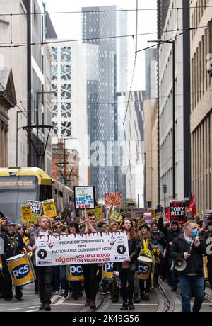 Assez de Marchers passent le tram dans LE CENTRE DE MANCHESTER. Manchester, Royaume-Uni. 01st octobre 2022. ASSEZ DE DÉMONSTRATION MANCHESTER UK 1st OCTOBRE 2022 Picture Credit garyroberts/worldwidefeatures. Credit: GaryRobertschography/Alamy Live News Banque D'Images