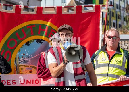 Luke Elgar, de l'UCF, qui parle à un assez, est assez de protestation contre la crise du coût de la vie et d'exiger de réelles augmentations de salaire. Avec membre RMT Banque D'Images