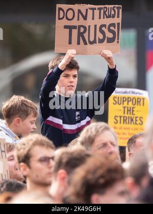 Bannière disant « ne pas faire confiance à la structure ». Manchester, Royaume-Uni. 01st octobre 2022. ASSEZ DE DÉMONSTRATION MANCHESTER UK 1st OCTOBRE 2022 Picture Credit garyroberts/worldwidefeatures. Credit: GaryRobertschography/Alamy Live News Banque D'Images