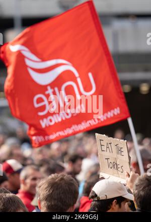 La bannière est suffisante et l'indicateur Unite. Piccadilly Gardens Manchester, Royaume-Uni. 01st octobre 2022. ASSEZ DE DÉMONSTRATION MANCHESTER UK 1st OCTOBRE 2022 Picture Credit garyroberts/worldwidefeatures. Credit: GaryRobertschography/Alay Live NewsManchester, Royaume-Uni. 01st octobre 2022. ASSEZ DE DÉMONSTRATION MANCHESTER UK 1st OCTOBRE 2022 Picture Credit garyroberts/worldwidefeatures. Credit: GaryRobertschography/Alamy Live News Banque D'Images