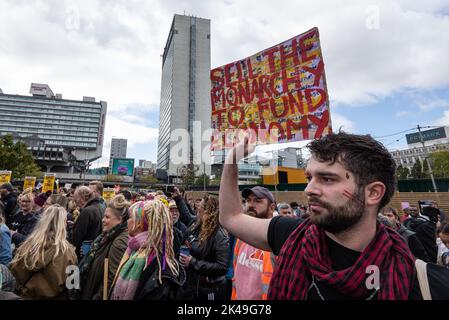 Bannière avec message anti monarchie. Piccadilly GardensManchester, Royaume-Uni. 01st octobre 2022. ASSEZ DE DÉMONSTRATION MANCHESTER UK 1st OCTOBRE 2022 Picture Credit garyroberts/worldwidefeatures. Credit: GaryRobertschography/Alamy Live News Banque D'Images