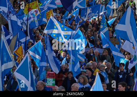 Edinburgh, Écosse, Royaume-Uni, 01 octobre 2022. Plusieurs centaines de partisans de l'indépendance se réunissent et défileront à travers la ville jusqu'au Parlement écossais. Credit sst/alamy Live news Banque D'Images