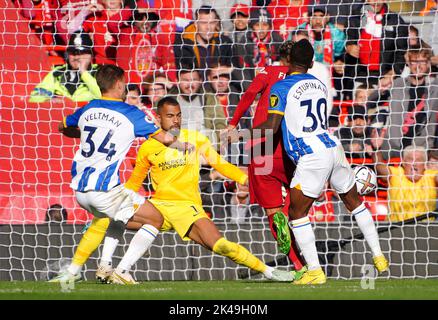 Roberto Firmino de Liverpool (deuxième à droite) marque le deuxième but de son camp lors du match de la Premier League à Anfield, Liverpool. Date de la photo: Samedi 1 octobre 2022. Banque D'Images