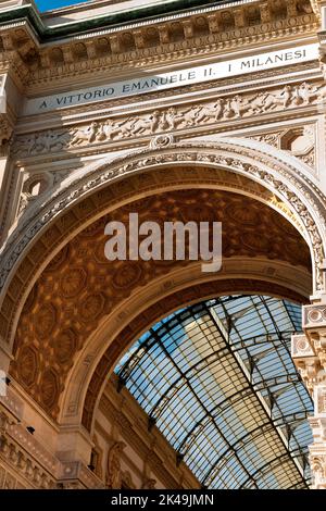Entrée de la galerie Vittorio Emanuele II (galerie Vittorio Emanuele II), centre commercial historique du centre de Milan. Lombardie, Italie, Europe. Banque D'Images