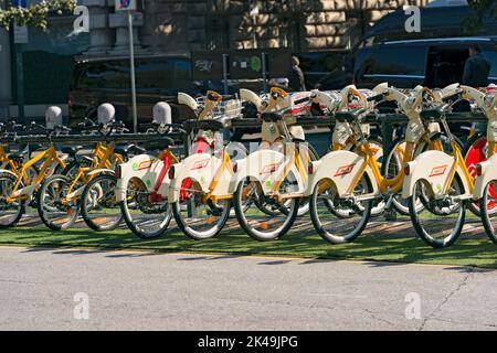 Location de vélos garés à Milan, Lombardie, Italie. Service de partage de vélos exploité par la société bikeMi. Banque D'Images