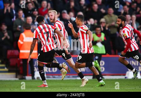 Oli McBurnie, de Sheffield United (deuxième à gauche), célèbre le premier but de son équipe lors du match du championnat Sky Bet à Bramall Lane, Sheffield. Date de la photo: Samedi 1 octobre 2022. Banque D'Images