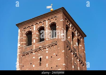 Détail du clocher de la célèbre et ancienne basilique de Saint Ambrose (Sant'Ambrogio 379-1099) à Milan, Lombardie, Italie, Europe. Banque D'Images