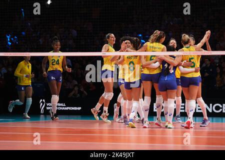 Arnhem, pays-Bas. 1st octobre 2022. Les joueurs du Brésil célèbrent la victoire après le match de la phase 1 Pool D contre la Chine au Championnat du monde des femmes de volley-ball 2022 à Arnhem, aux pays-Bas, le 1 octobre 2022. Credit: Meng Dingbo/Xinhua/Alay Live News Banque D'Images