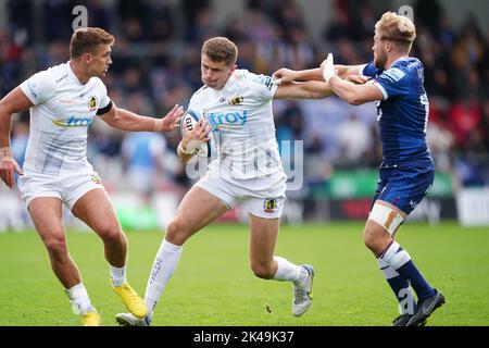 Exeter Chiefs Harvey Skinner est attaqué par sale Sharks Gus Warr pendant le match Gallagher Premiership au stade AJ Bell, Salford. Date de la photo: Samedi 1 octobre 2022. Banque D'Images