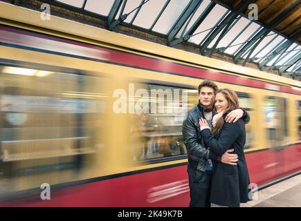 Couple amoureux à la gare Banque D'Images