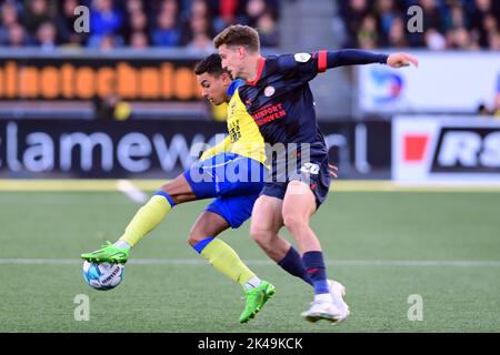 LEEUWARDEN - (lr) Daniel van Kaam de SC Cambuur, Guus til de PSV Eindhoven pendant le match néerlandais Eredivisie entre SC Cambuur et PSV au stade Cambuur sur 1 octobre 2022 à Leeuwarden, pays-Bas. ANP OLAF KRAAK Banque D'Images