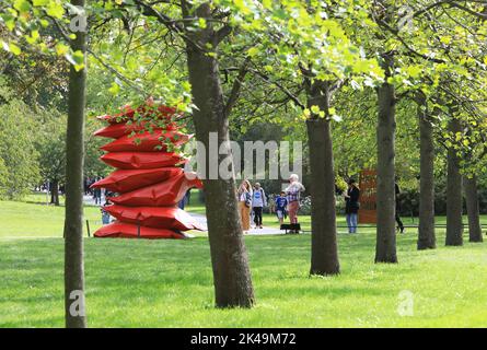 Londres, Royaume-Uni. 1st octobre 2022. Le soleil se couche le premier jour du mois, à Regents Park. Les gens ont fait le maximum du temps chaud, se détendre et admirer les installations de la Frise Sculpture 2022. Crédit : Monica Wells/Alay Live News Banque D'Images