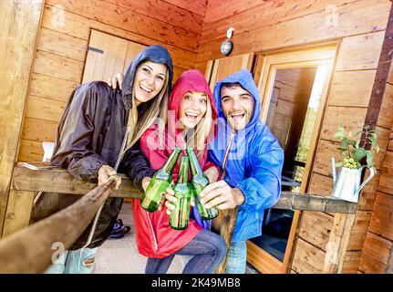Meilleurs amis prenant le selfie incliné au camping bungalow avec le soleil après la pluie - concept de la jeunesse et de la liberté en plein air en vacances d'automne - Jeune pe Banque D'Images