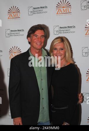 Olivia Newton-John et son mari John Easterling visitent une exposition de héros d'Amazone pour la boisson santé de Zamu à Cologne sur 6 octobre 2009 Banque D'Images