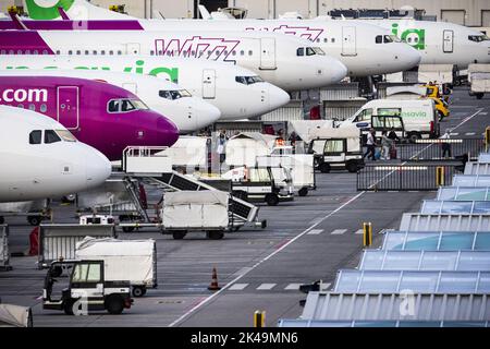 2022-10-01 17:30:05 EINDHOVEN - les avions débarqués à l'aéroport d'Eindhoven sont en ligne avant que les passagers soient autorisés à quitter l'avion. En raison d'un dysfonctionnement technique du système de manutention des bagages, l'avion doit attendre plus longtemps sur le tablier et les voyageurs doivent faire la queue plus longtemps. ANP ROB ENGELAR pays-bas sortie - belgique sortie Banque D'Images
